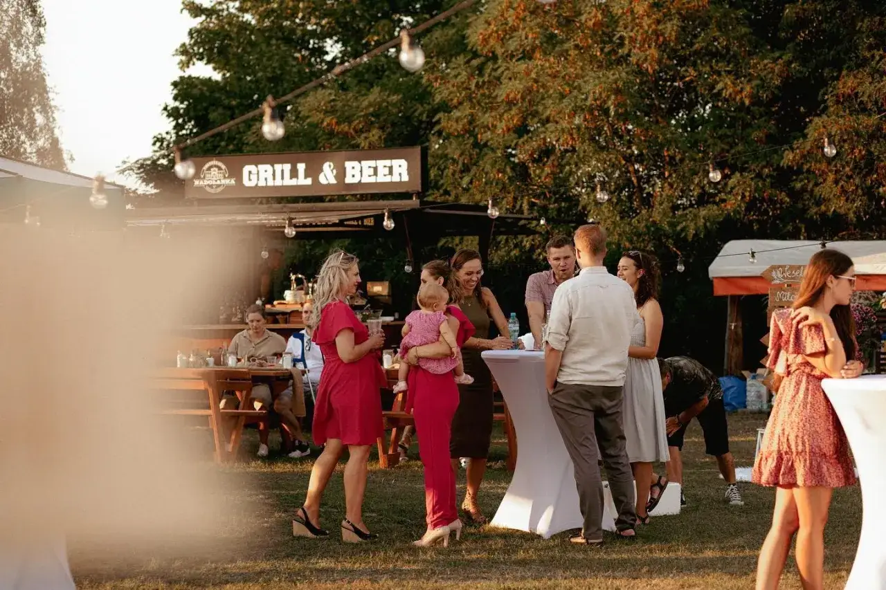 Ludzie na przyjęciu urodzinowym przy grillu i piwie.