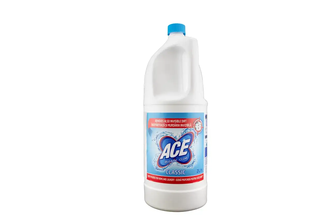 Biała butelka wybielacza Ace z niebieską nakrętką i etykietą z napisem "ACE BLEACH - CLOR CLASSIC".