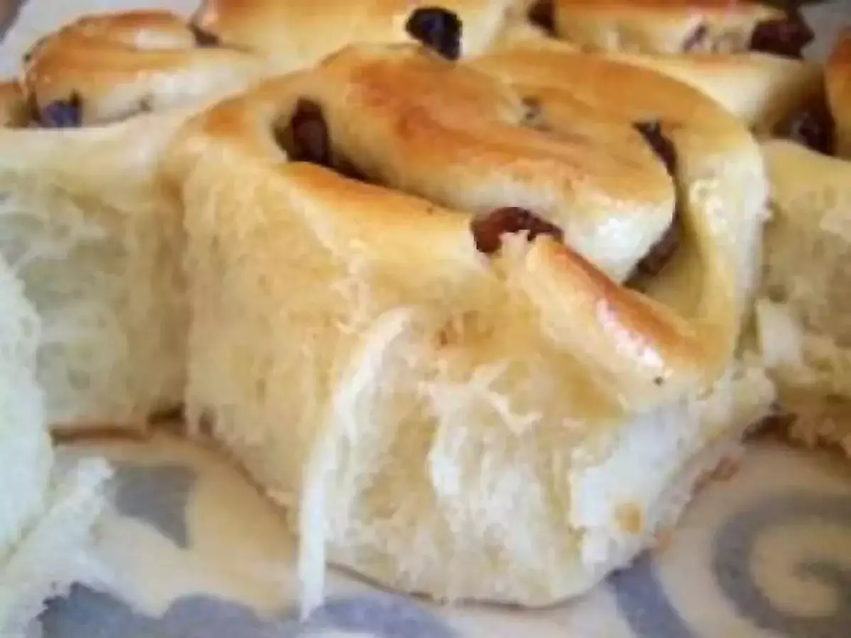 Délicieux petits pains briochés aux raisins, parfaits pour le petit-déjeuner.