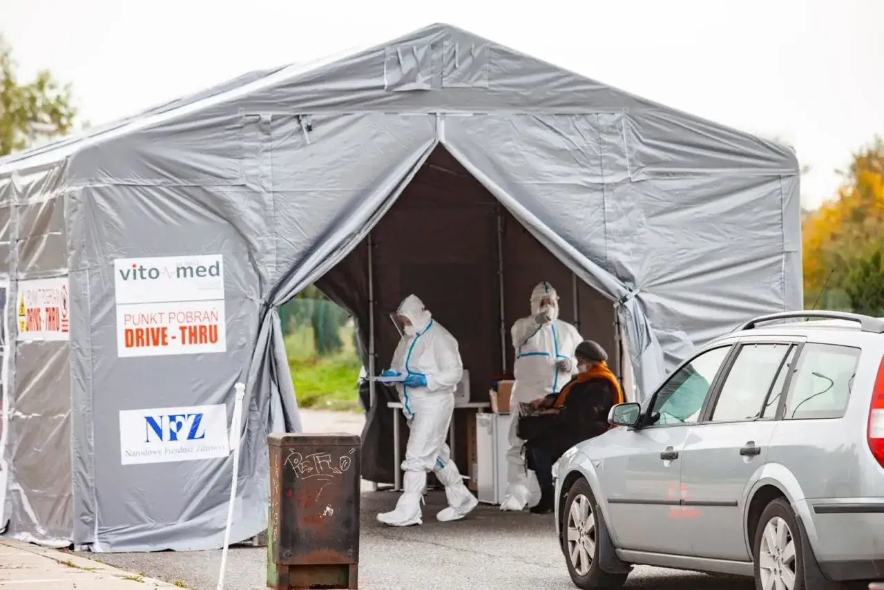Gdzie zrobić test COVID-19 w Warszawie? Mobilne punkty i ceny