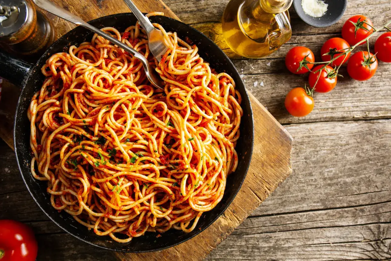 Spaghetti na patelni: Sekret idealnego smaku i zero zmywania