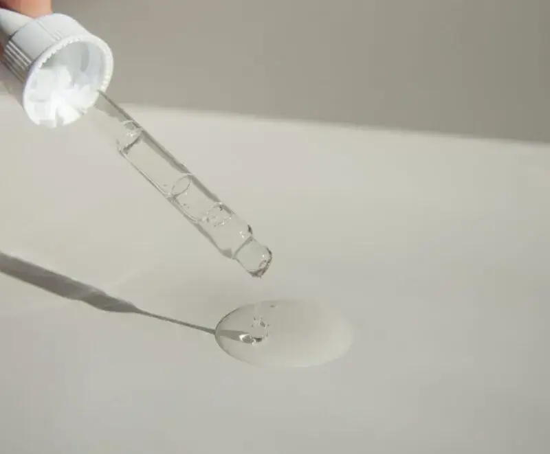 Serum z witaminą C latem: bezpieczne i korzystne dla skóry?