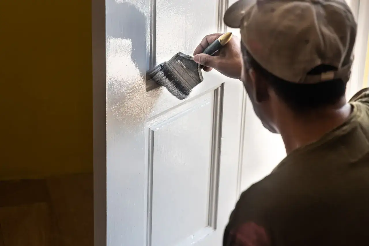 Jak malować drzwi MDF? Kompletny poradnik DIY od eksperta