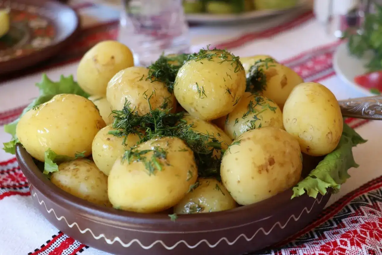 Młode ziemniaki z koperkiem i sałatą. Idealne, by zapytać co zjesc na obiad.