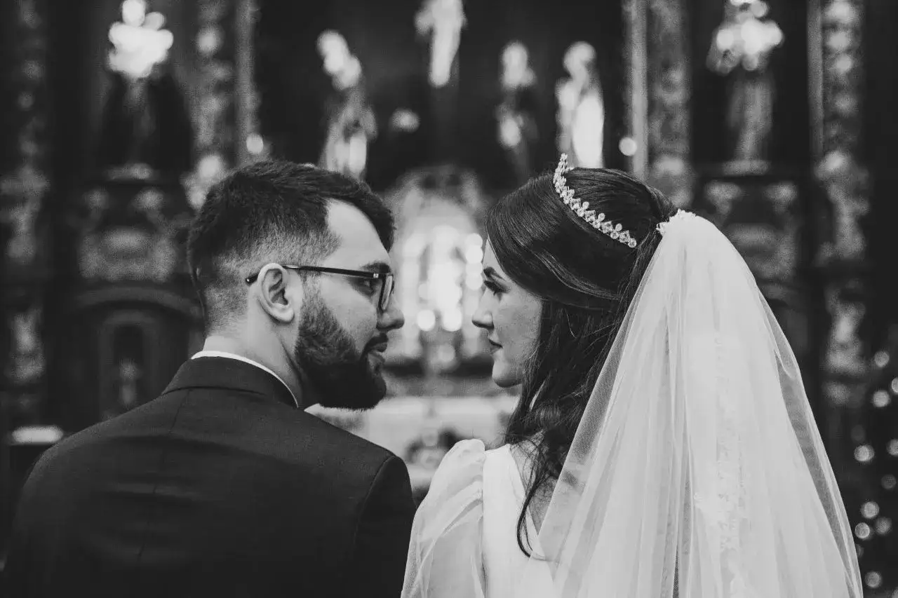 Para młoda patrzy na siebie z czułością. To ich wesele, może nawet wesele mafii, pełne tajemnic i namiętności.
