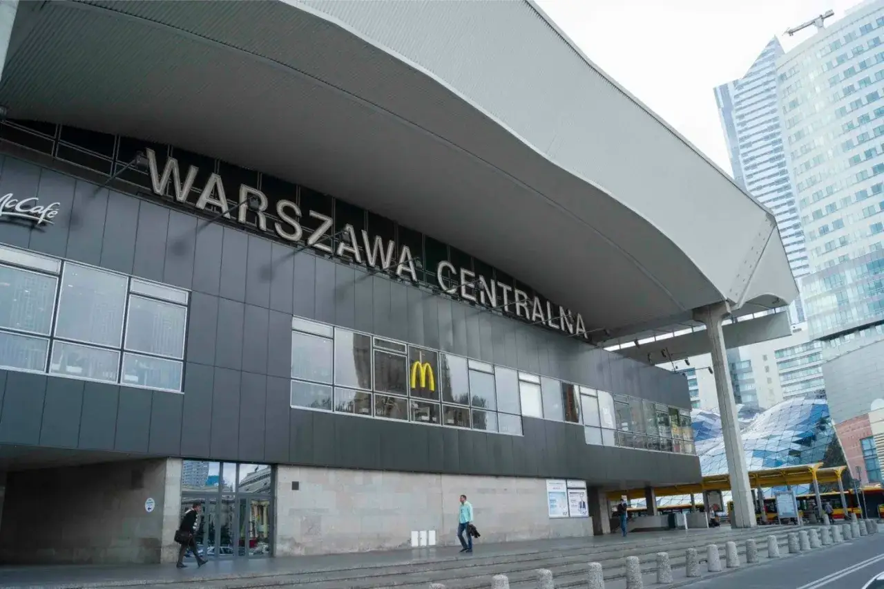 Czy dworzec centralny w Warszawie jest czynny przez całą dobę?