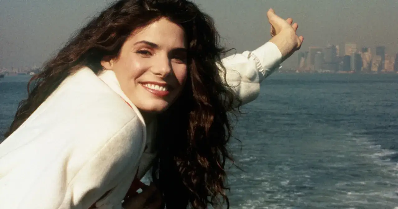 Sandra Bullock, uśmiechnięta na tle miasta, wygląda na młodą. Ile lat ma Sandra Bullock?