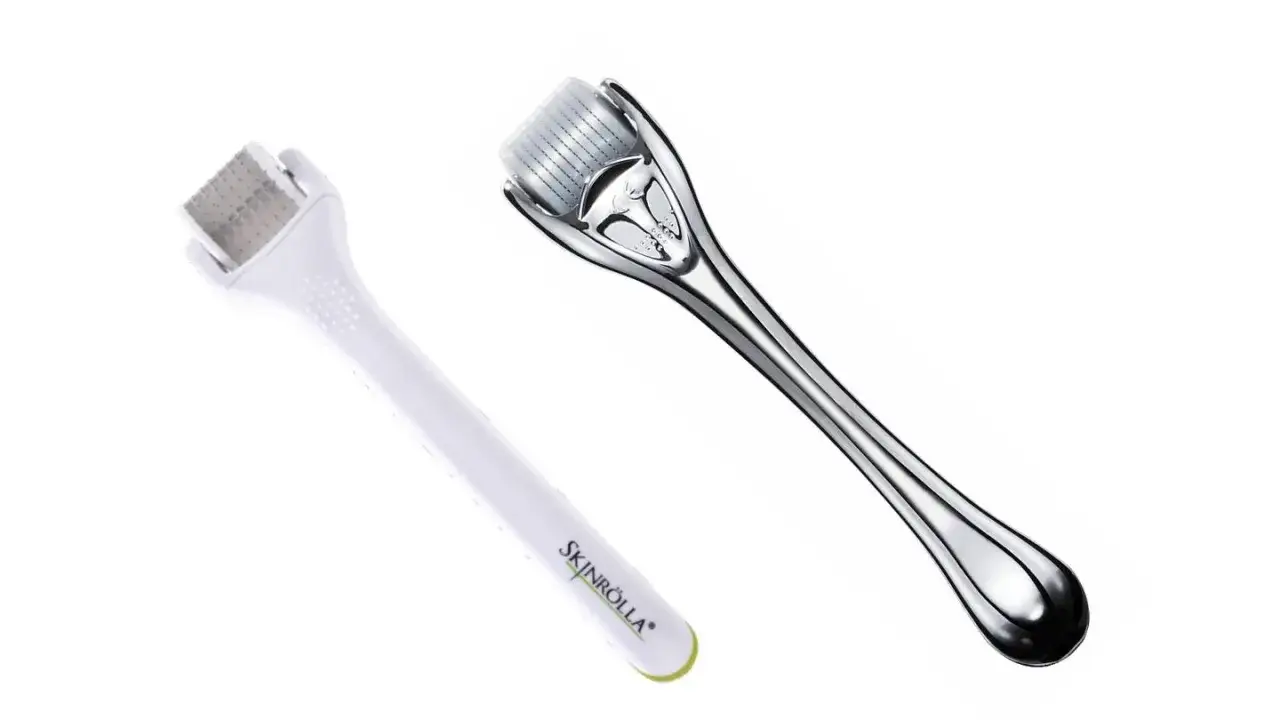 Dos rodillos para microneedling capilar, uno blanco y otro plateado, listos para estimular el crecimiento del cabello.