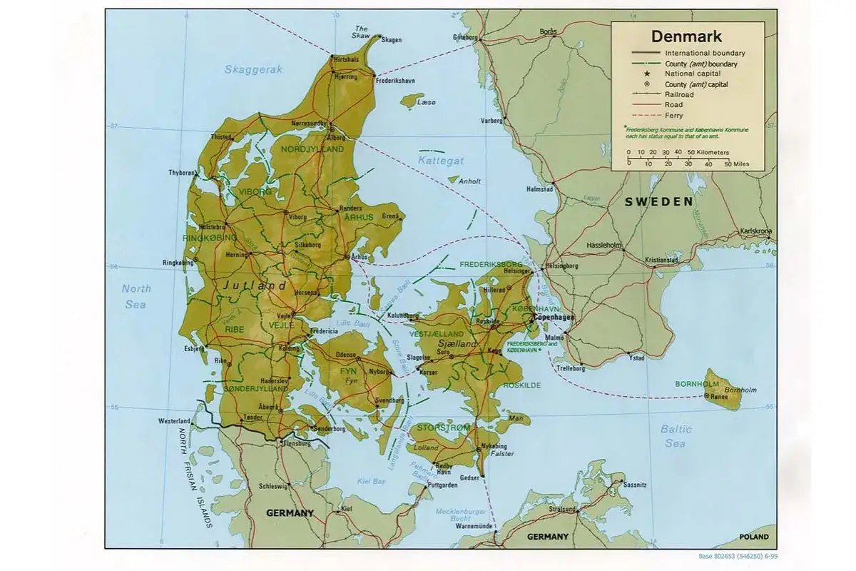 Mapa Danii pokazuje, że kraj ten ma dostęp do morza z każdej strony, otoczony przez Morze Północne, Skagerrak, Kattegat i Morze Bałtyckie.