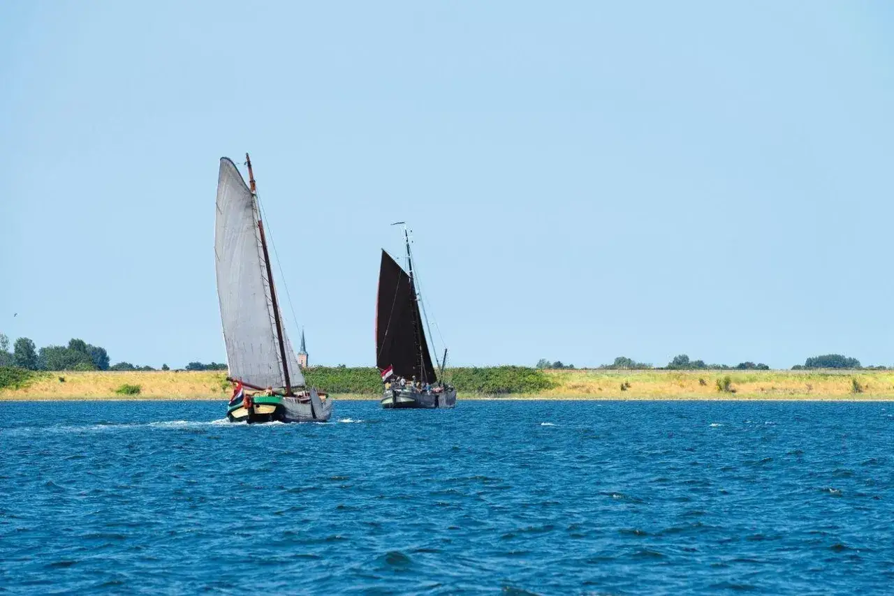 Zwei Segelschiffe auf dem Wasser, ein klassisches Erlebnis beim Segeln in Zeeland.