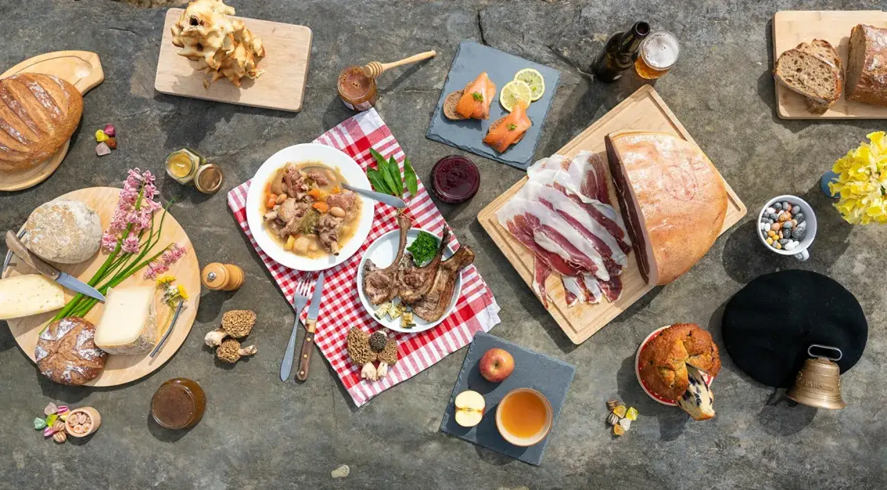 Un festin de spécialités pyrénéennes : charcuterie, fromages, gibier, pain, miel, et douceurs.