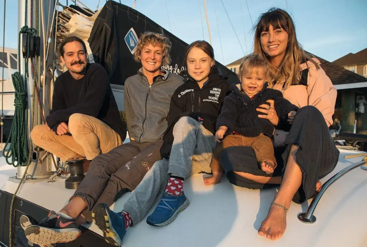 Fünf Personen, darunter Greta Thunberg, sitzen auf einem Boot. Sie sind Teil der Crew der "La Vagabonde".