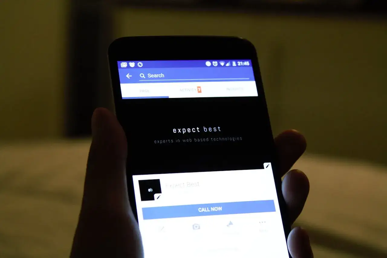 Osoba przegląda profil "Expect Best" na Facebooku, szukając informacji, jak utworzyć nowy profil na Facebooku.