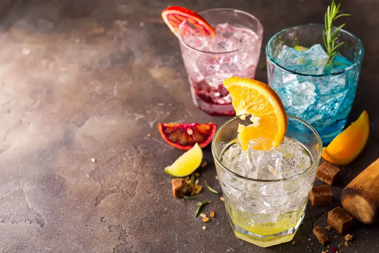 Drinki w butelkach: Gotowe czy DIY? Przepisy i porady na udaną imprezę