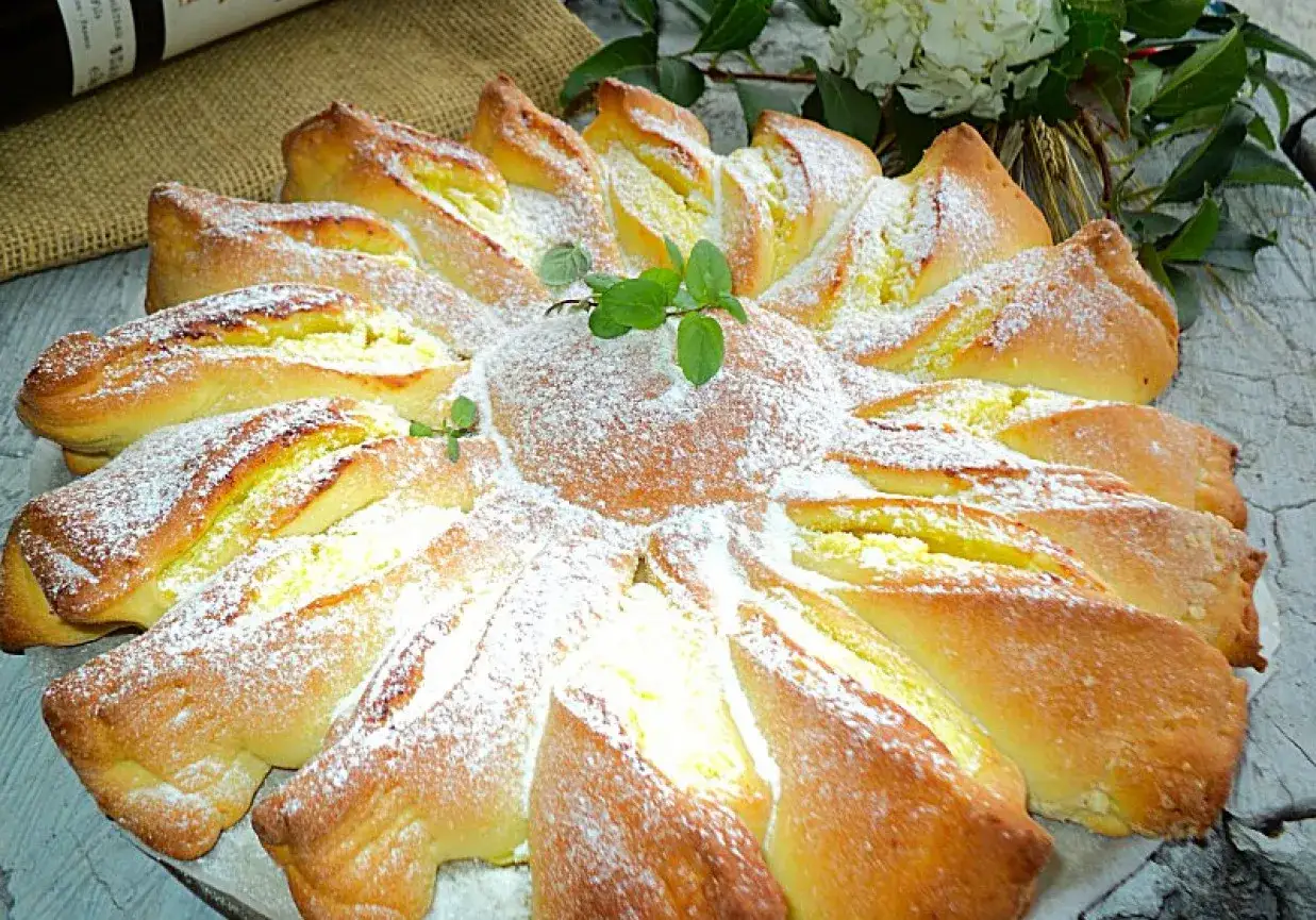 Słoneczko z ciasta drożdżowego z serem, posypane cukrem pudrem. Idealne, gdy zastanawiasz się, co zrobić z ciasta drożdżowego.