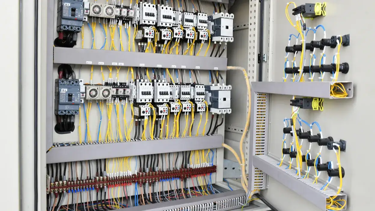 Rozdzielnica elektryczna w domu: Jak wybrać bezpieczną i przyszłościową?