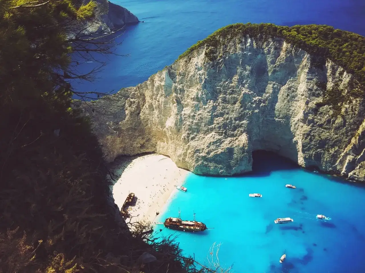 Widok na Zatokę Wraku na wyspie greckiej Zakynthos. Biała plaża, turkusowa woda i klify.