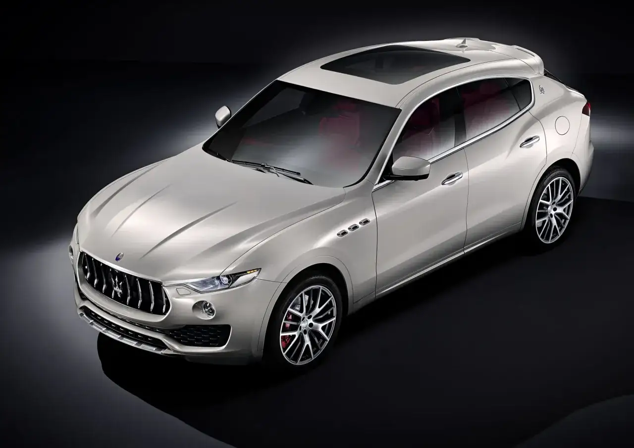 Elegancki Maserati Levante w kolorze srebrnym, z czerwonym wnętrzem i panoramicznym dachem. Sprawdź aktualną maserati levante cena.
