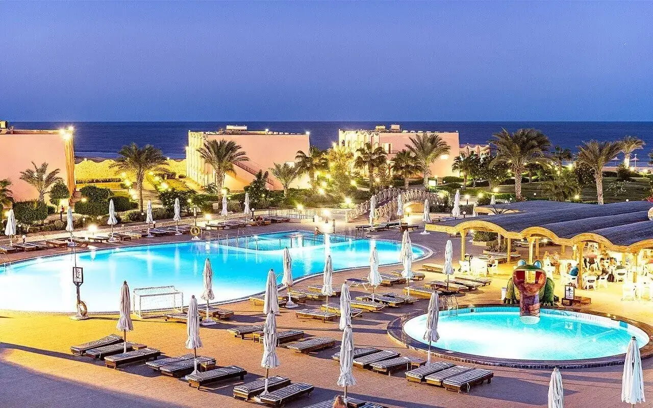 Piękny resort nad morzem, baseny, palmy, idealne miejsce na wakacje. Three corners happy life beach resort opinie potwierdzają jego urok.
