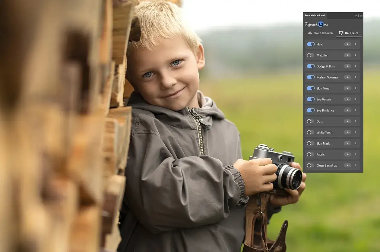 Chłopiec z aparatem, panel Retouch4me z opcją wygładzanie skóry photoshop.
