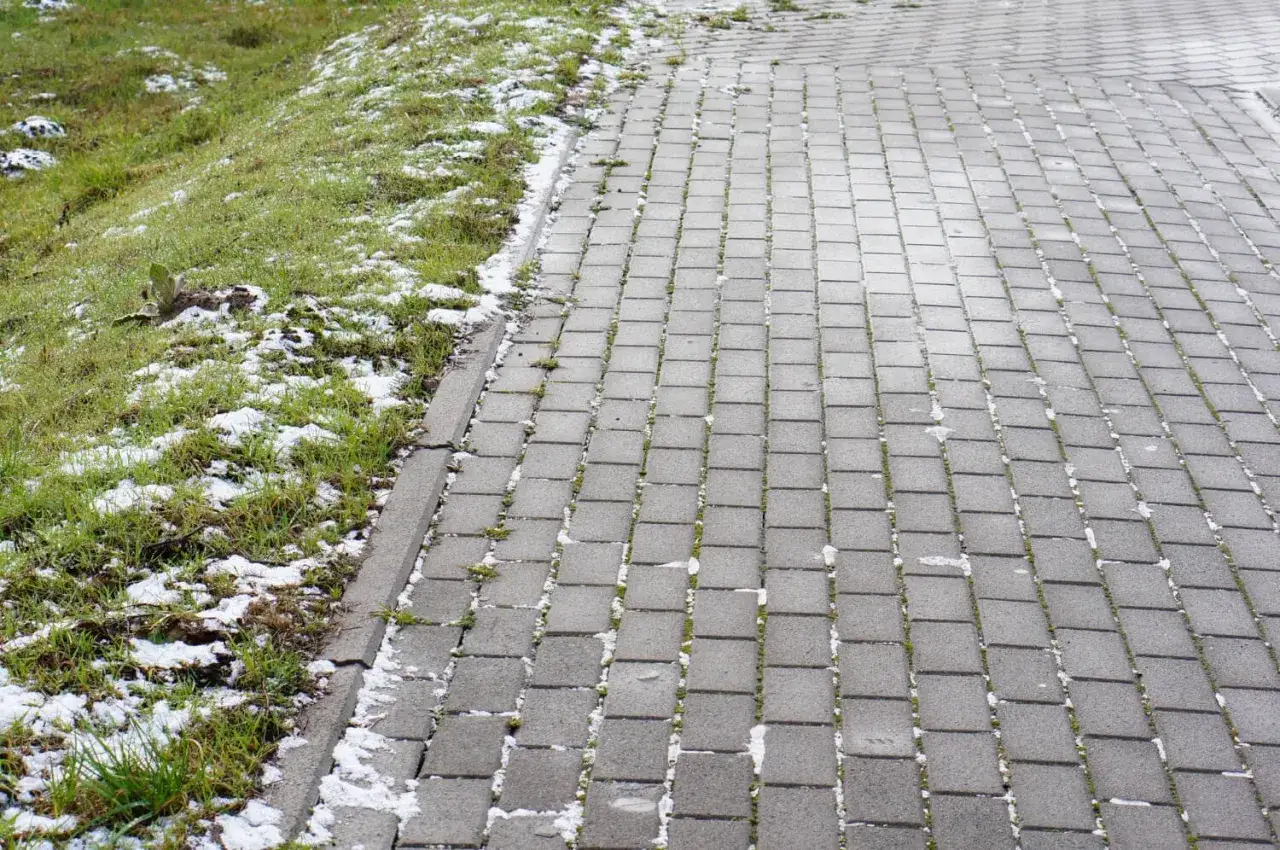 Jak wyczyścić kostkę brukową: 5 skutecznych metod bez chemii