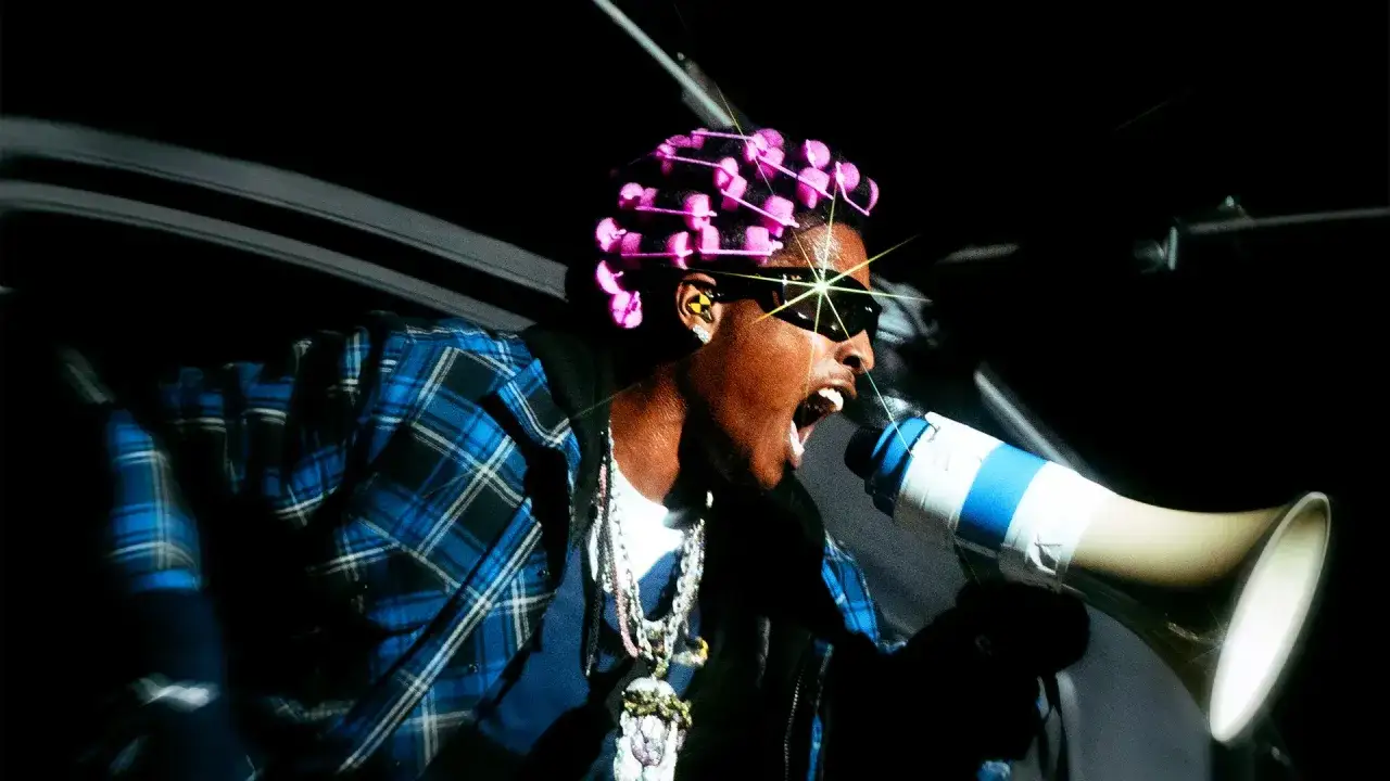 ASAP Rocky z różowymi wałkami na głowie i megafonem zapowiada swój nowy album.