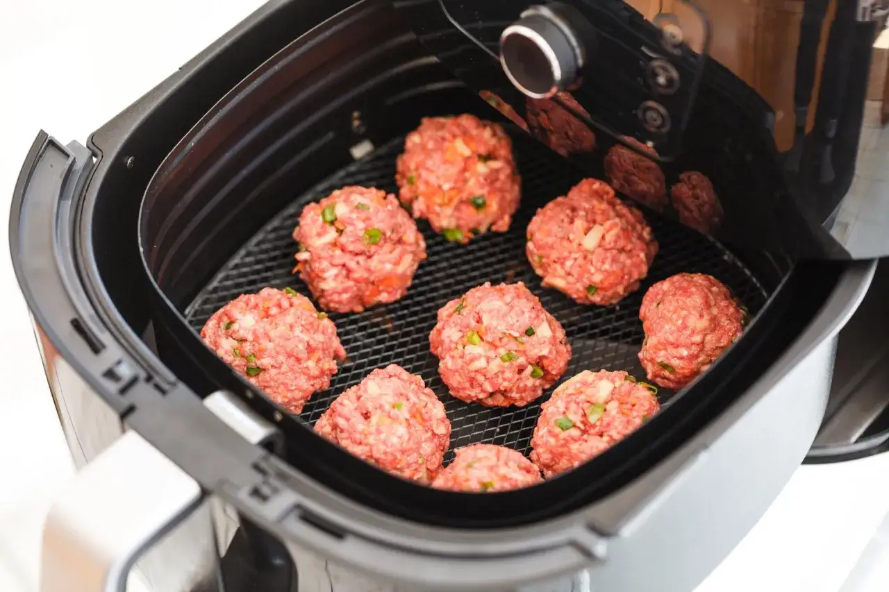 Pyszne klopsiki gotowe do pieczenia w air fryerze. Idealne na szybki obiad, odkryj nowe air fryer przepisy obiad.