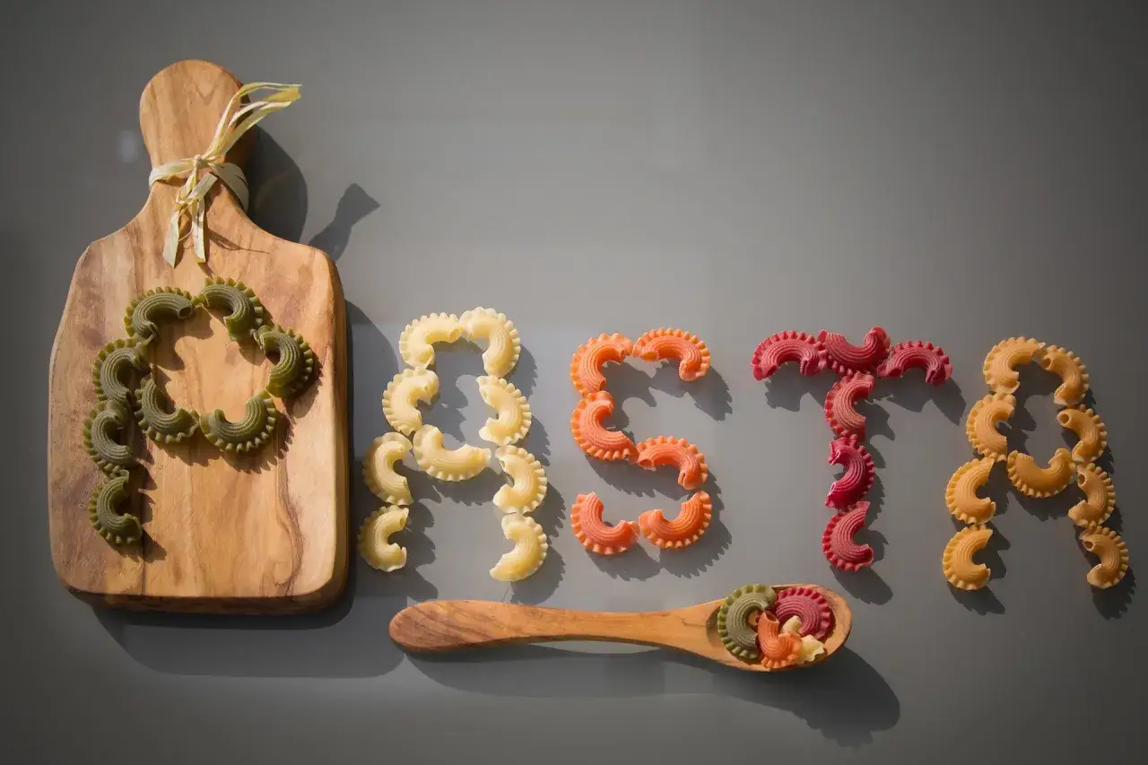 Kolorowy makaron ułożony w napis "PASTA". Czy tak wyglądał początek historii, kiedy wynaleziono makaron?