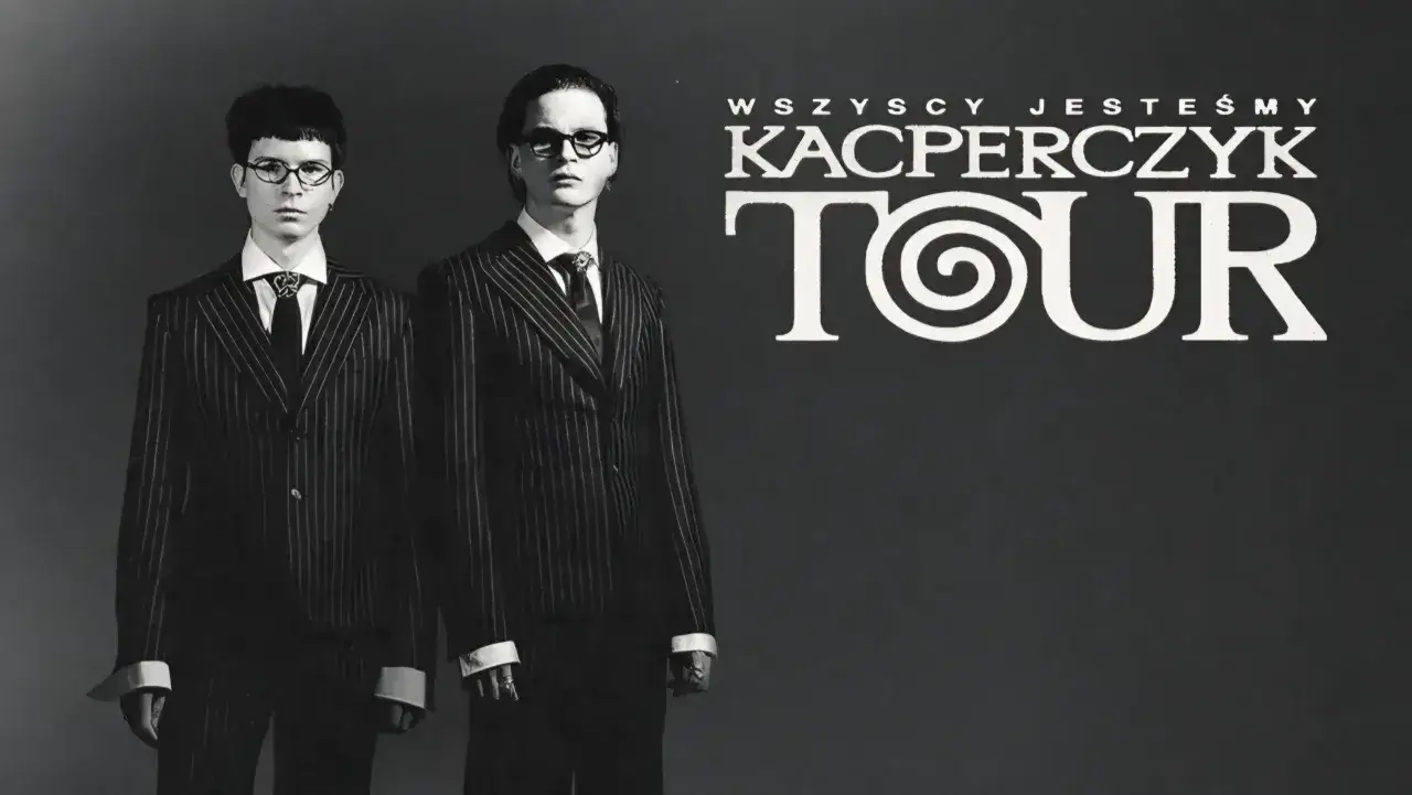 Bracia Kacperczyk w garniturach i okularach, z napisem "KACPERCZYK TOUR".