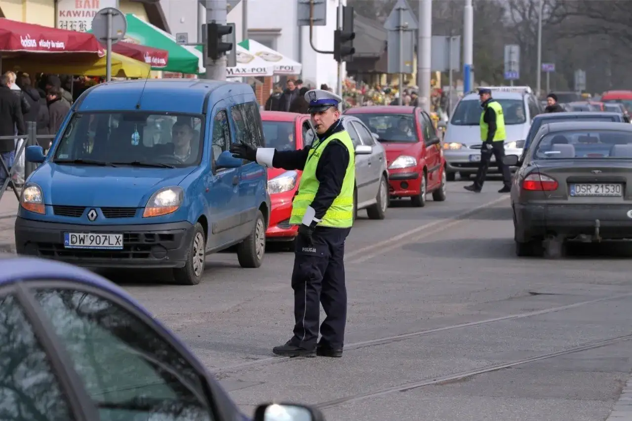 Cmentarz Osobowicki Wrocław: Jak dojechać bez stresu? MPK i auto