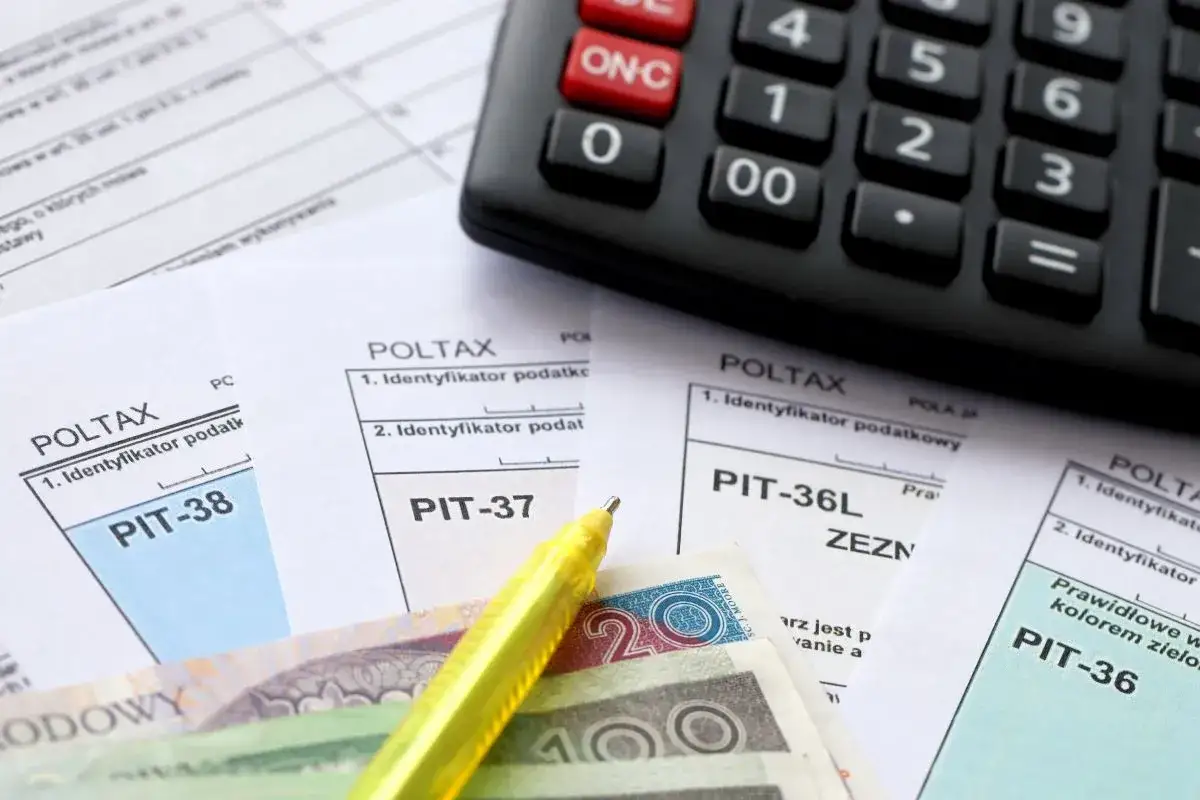 Kalkulator, polskie banknoty i formularze PIT-37, PIT-38, PIT-36L, PIT-36. Czy można rozliczyć się z pracującym dzieckiem?