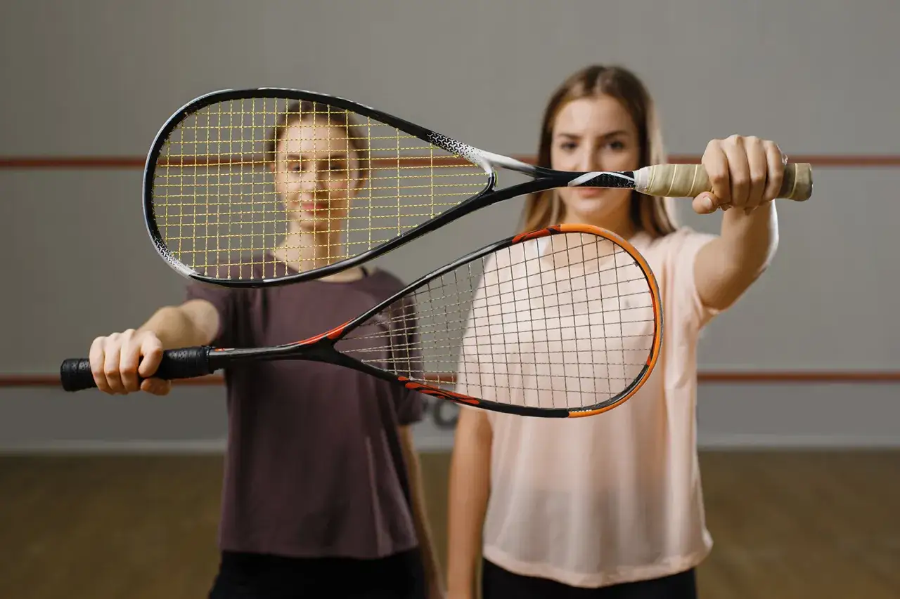 Jak wybrać naciąg rakiety squash, aby poprawić swoją grę?