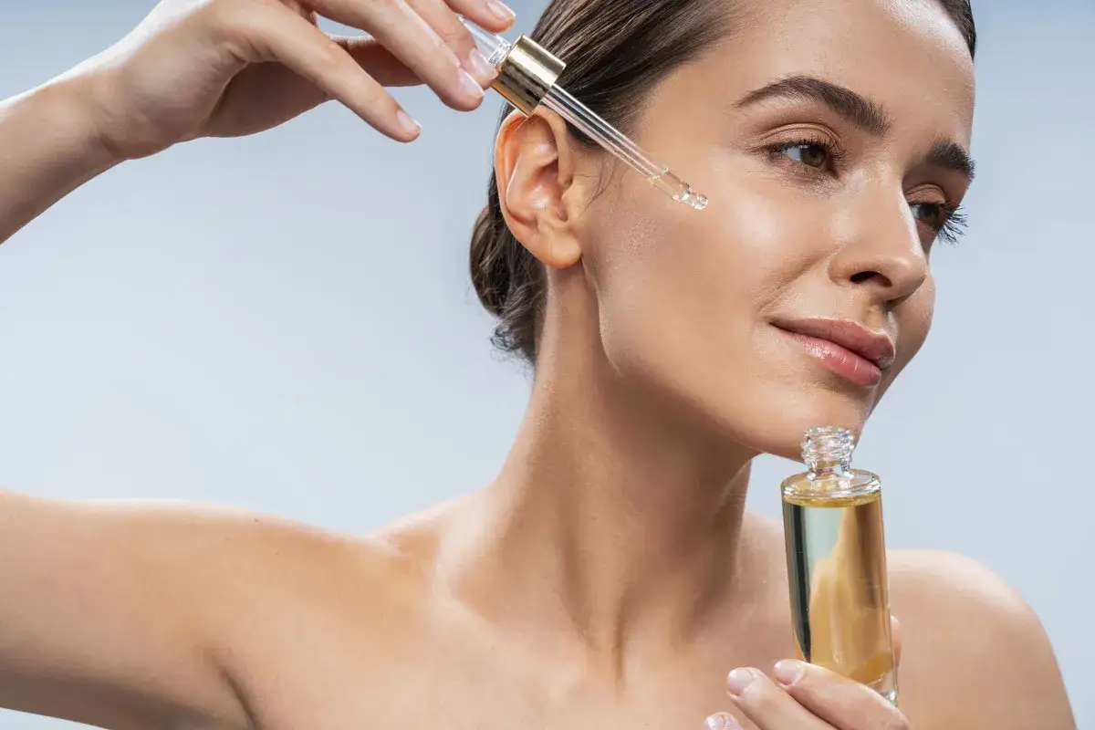 Codzienne serum do twarzy: Kiedy tak, a kiedy STOP? Poradnik