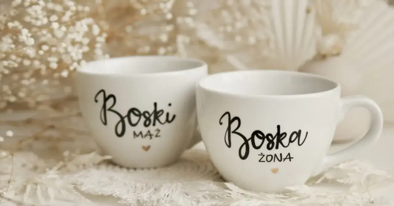 Dwie białe filiżanki z napisami "Boski Mąż" i "Boska Żona" - idealne co zamiast kwiatów na ślub cywilny.
