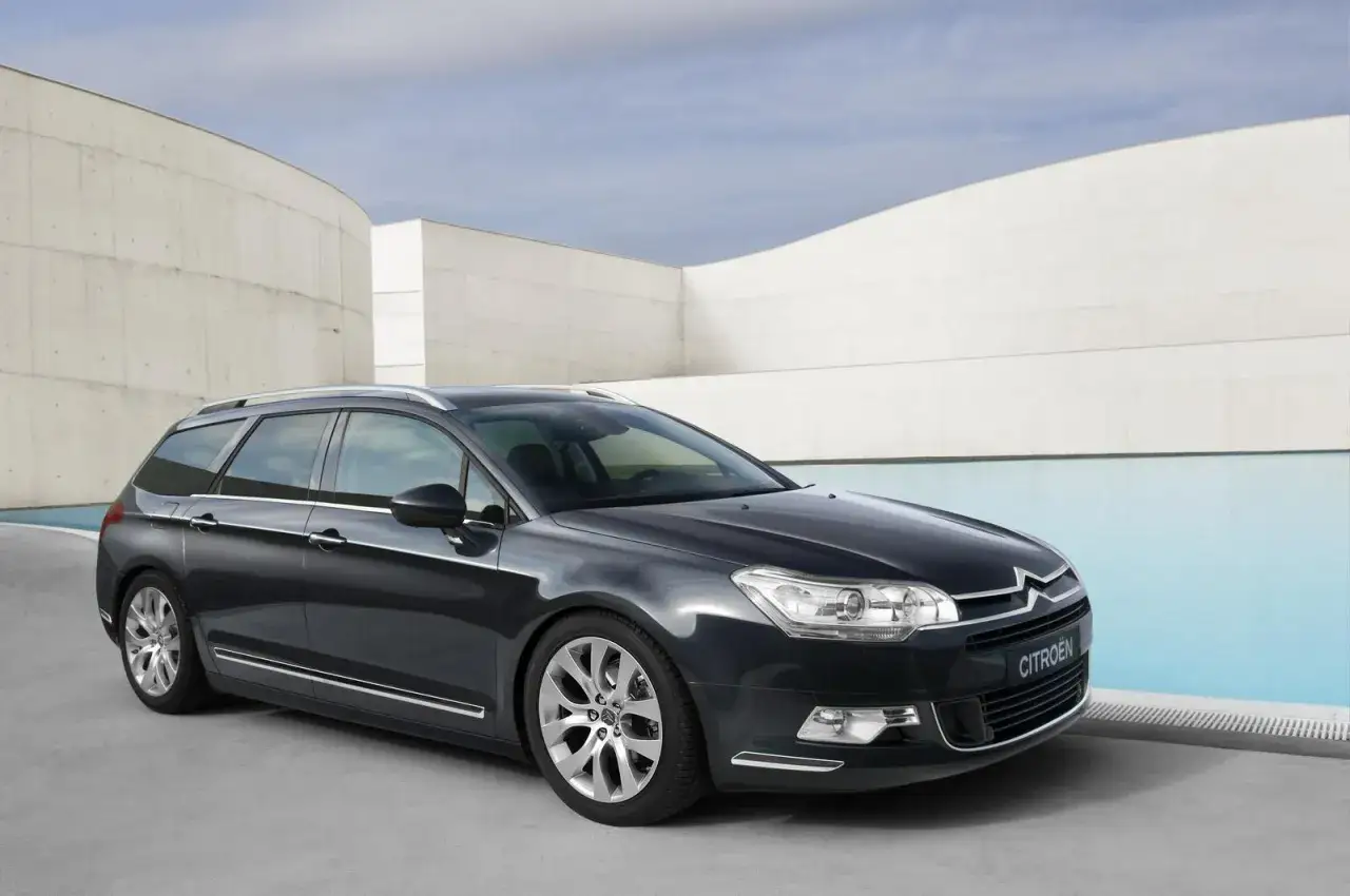 Pojemność baku Citroen C5 2.0 HDi: Ile zatankujesz i jaki zasięg?