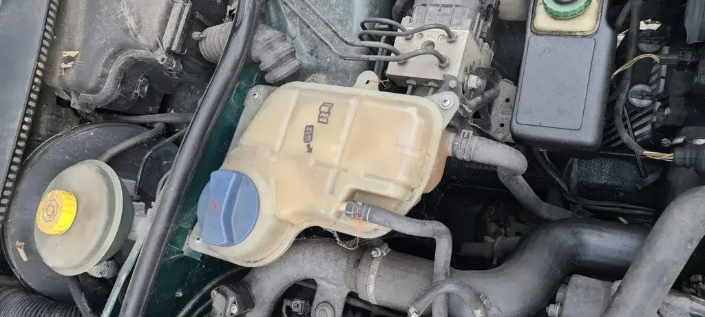 Ile wchodzi płynu do chłodnicy passat b5? Sprawdź, aby uniknąć problemów