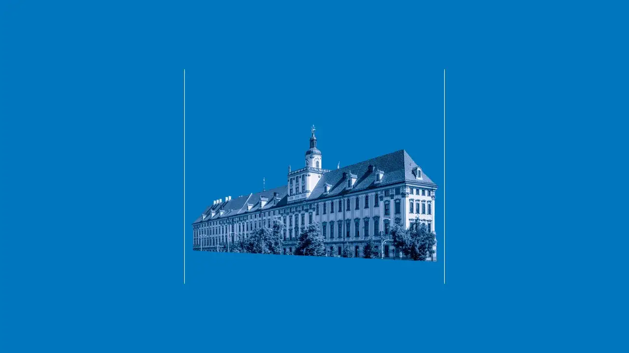 Elegancki budynek Uniwersytetu Wrocławskiego w odcieniach niebieskiego.