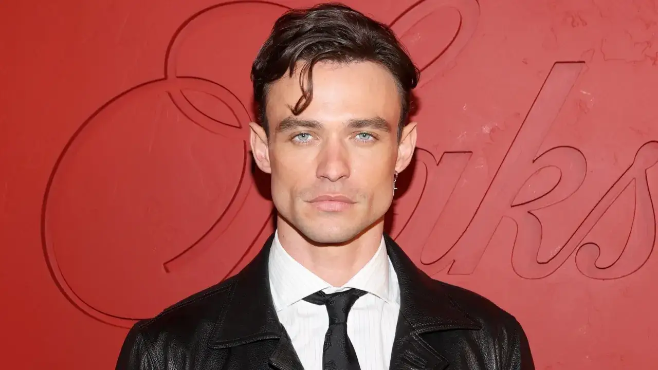 Thomas Doherty, znany z filmów, seriali i programów, prezentuje się w skórzanej kurtce i eleganckiej koszuli.