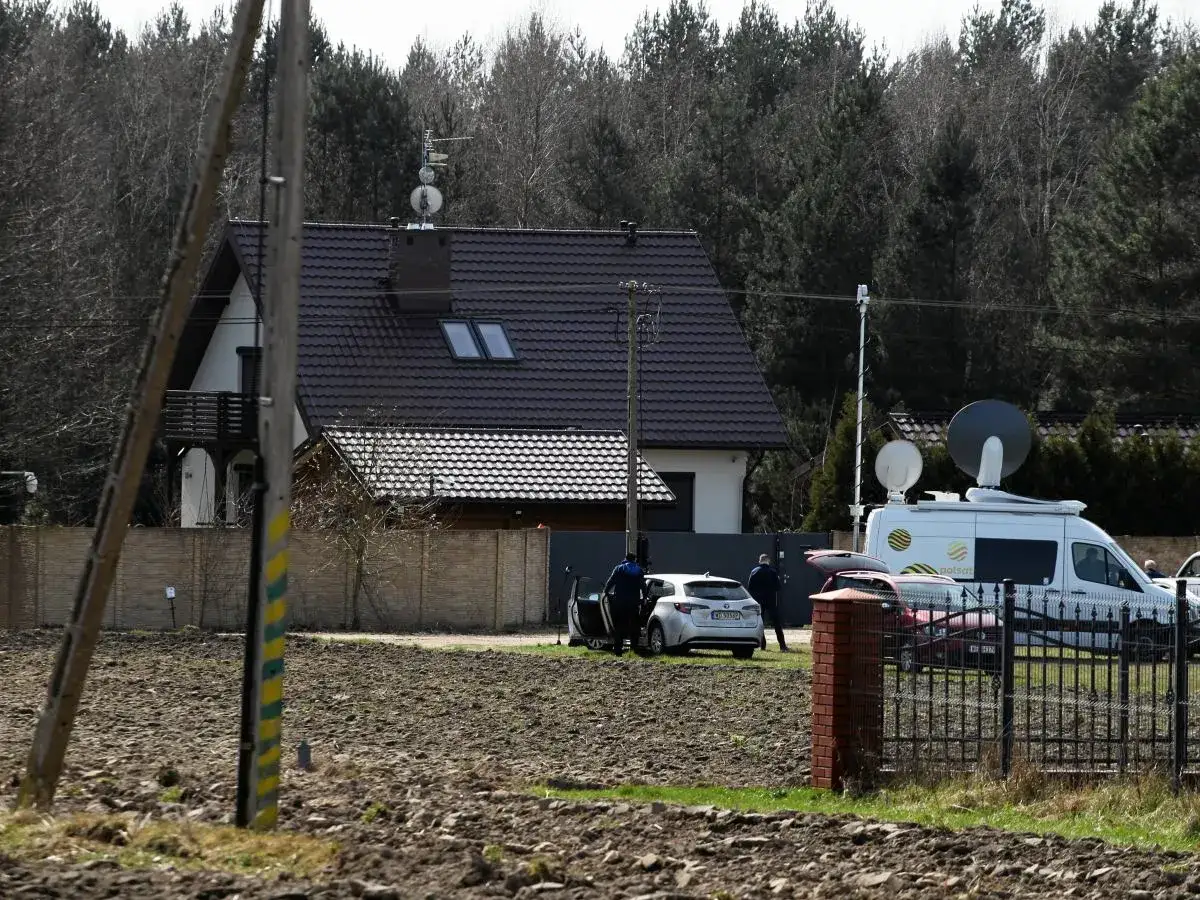 Dom z antenami satelitarnymi, biały van reporterski i samochody. Może tu mieszka żiobro, bo jest dużo sprzętu.