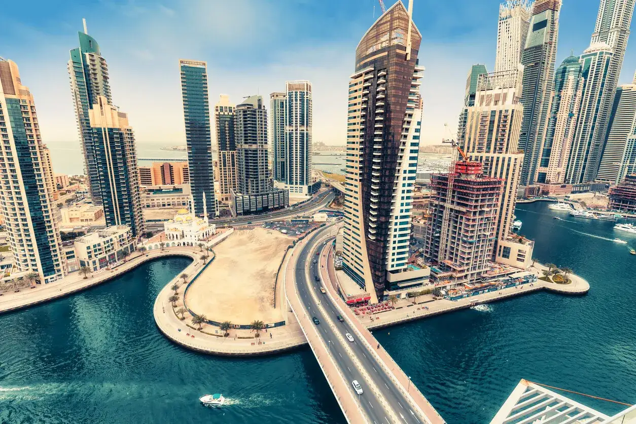 Dubajskie drapacze chmur nad kanałem. Czy do Dubaju potrzebny jest paszport? Tak, do wjazdu do ZEA wymagany jest paszport.
