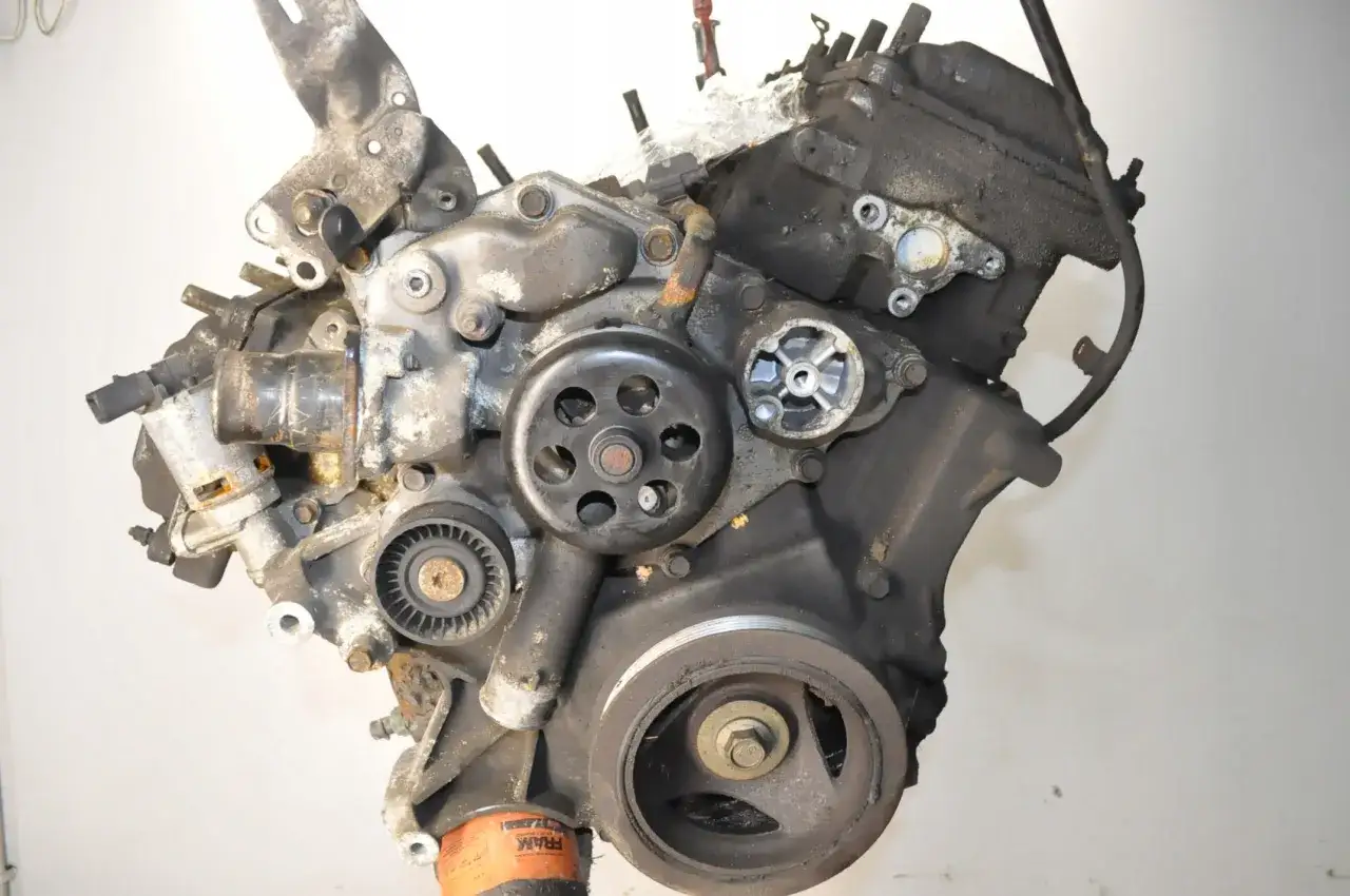 Silnik 5.7 Hemi, widoczny z przodu, z widocznymi kołami pasowymi i elementami osprzętu.