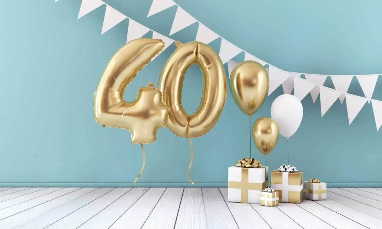 Złote balony z cyfrą 40 i prezenty. Idealne życzenia na 40 urodziny dla córki, pełne blasku i radości!