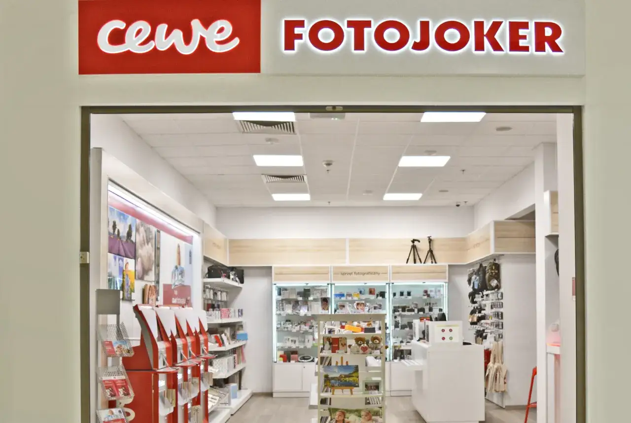 Sklep FOTOJOKER z wywołaniem zdjęć i sprzętem fotograficznym.