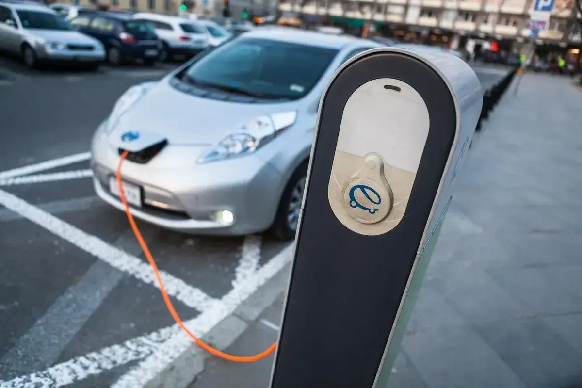 Ładowanie samochodu elektrycznego w Polsce. Coraz więcej aut elektrycznych w Polsce, co widać na ulicach.