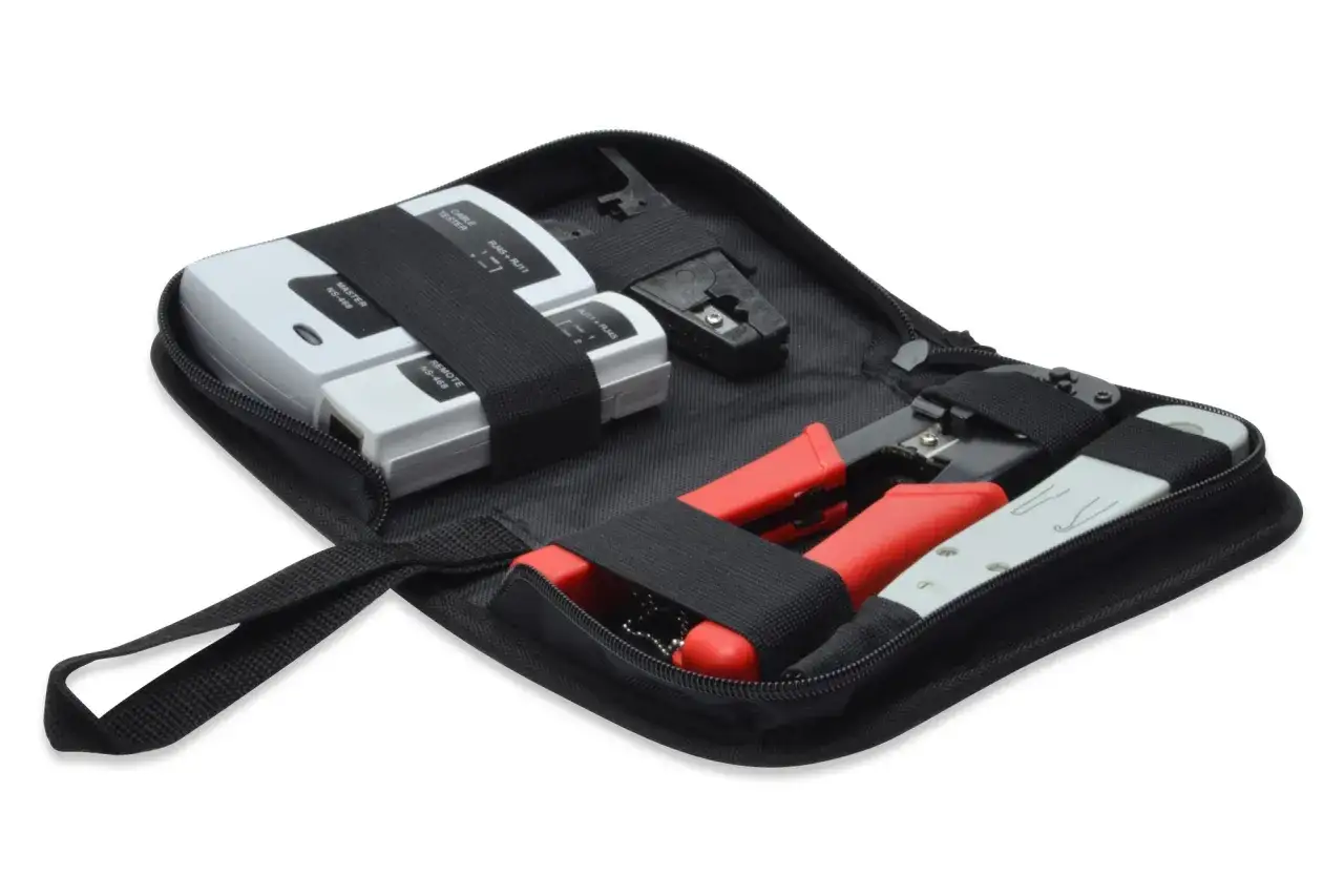 Netzwerk-Werkzeugset mit Kabeltester, Crimpzange und Werkzeugen in einer schwarzen Tasche.