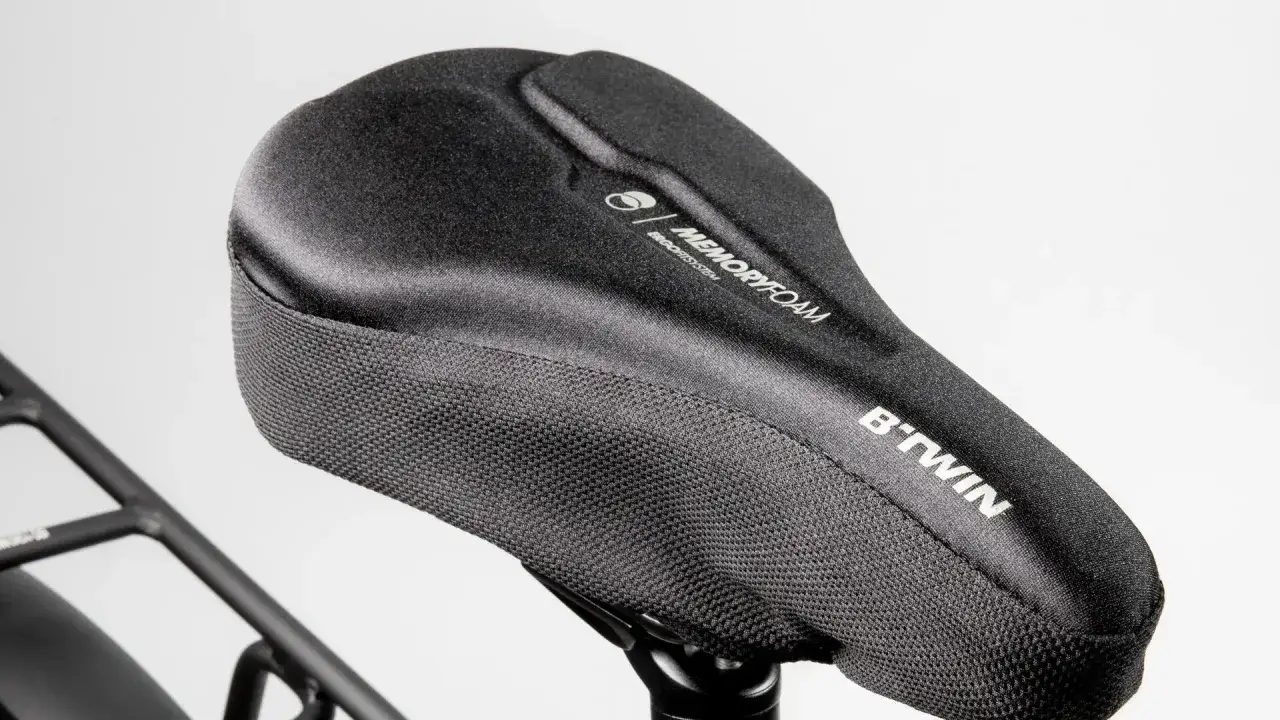 Siodło rowerowe B'Twin z pianką memory foam, zapewniające komfort i odciążenie dla kości kulszowych podczas jazdy.