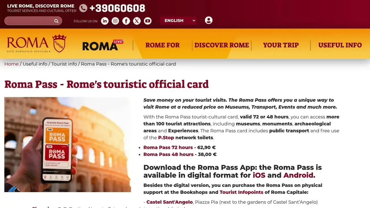 Rzymski bilet komunikacji miejskiej Roma Pass na telefonie przed Koloseum.