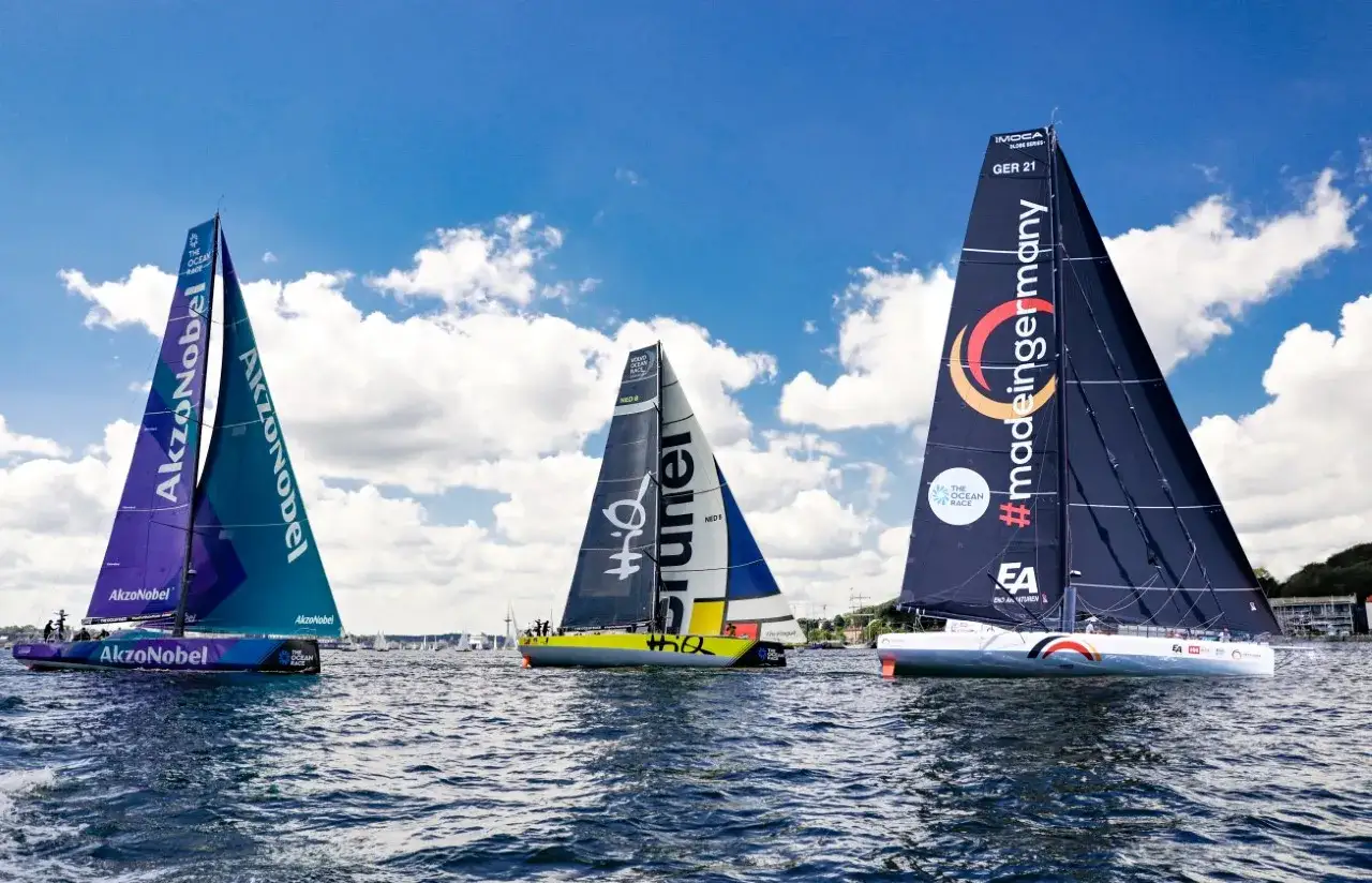 Drei Segelboote der Kiel Ocean Race kämpfen auf dem Wasser. Eines trägt #madeingermany, ein anderes AkzoNobel.