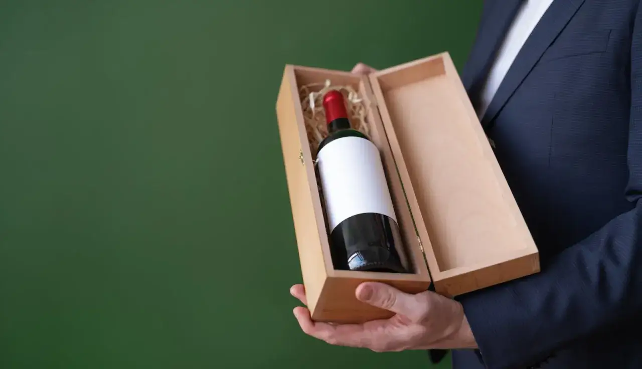 Eleganckie wino na 18 urodziny w drewnianej skrzynce, gotowe na wyjątkowy prezent.