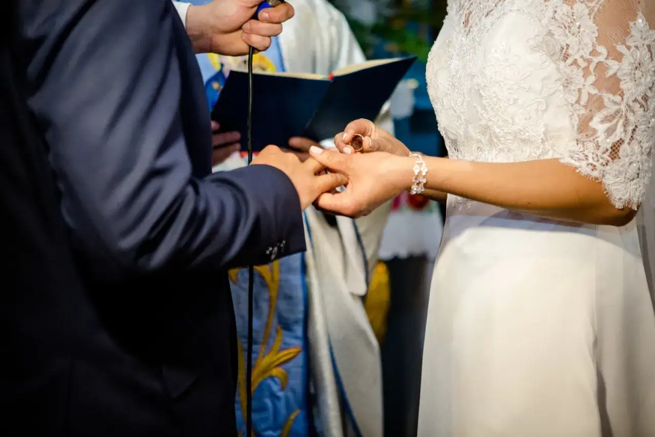 Ceremonia ślubna, podczas której narzeczona zakłada obrączkę. Pytanie: czy po rozwodzie cywilnym można wziąć ślub kościelny?